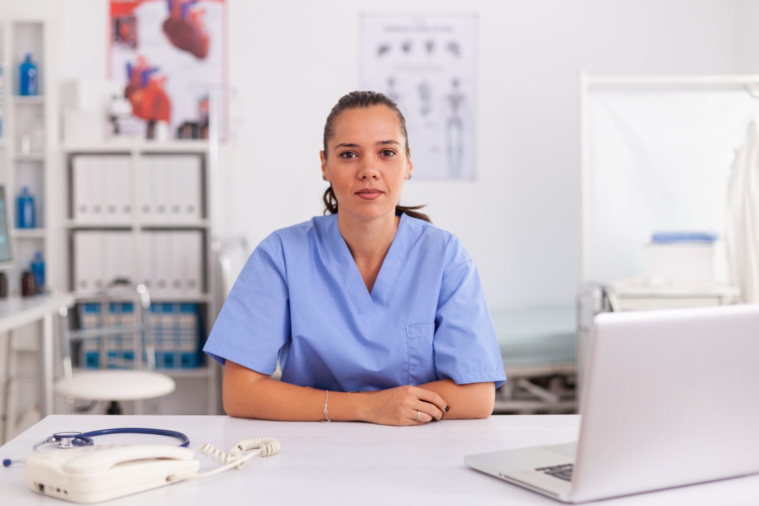 Prévoyance infirmière libérale : protégez vos revenus quand vous êtes à votre compte.